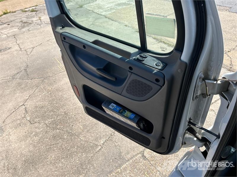 Freightliner Cascadia 113 6x4 Sleeper Car Carrier Truck Autovežiai