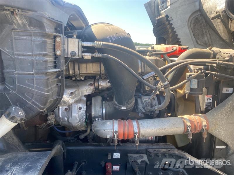 Freightliner Cascadia 125 6x4 T/A Sleeper Truck Tractor Cabezas tractoras