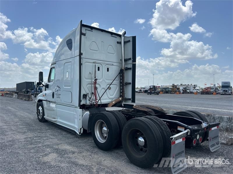 Freightliner Cascadia 125 6x4 Tri/A Day Cab Truck Tractor (Glid Nyergesvontatók
