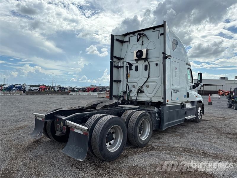 Freightliner Cascadia 125 6x4 T/A Sleeper Truck Tractor Naudoti vilkikai