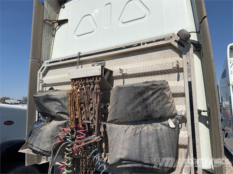 Freightliner Cascadia 126 6x4 T/A Sleeper Truck Tractor 中古トラクターヘッド | トレーラーヘッド