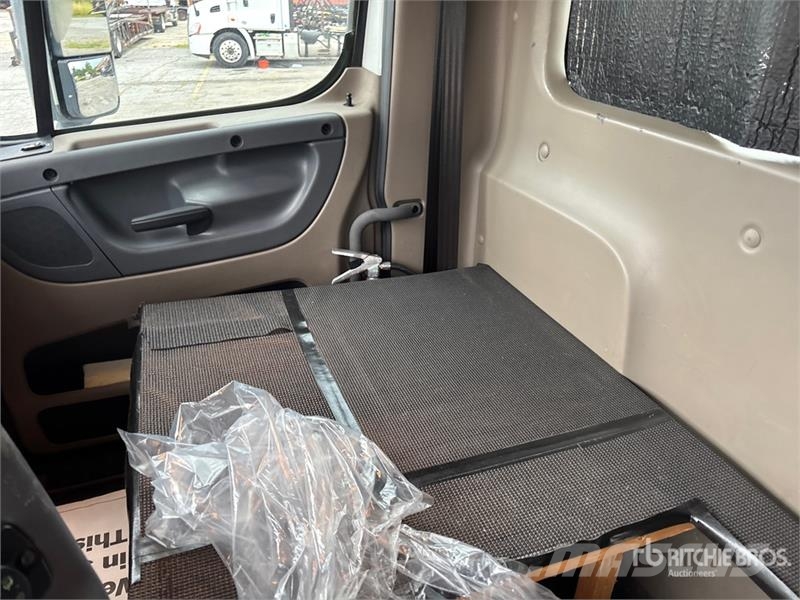 Freightliner Cascadia 113 4x2 Car Carrier Truck Vehicle transporters