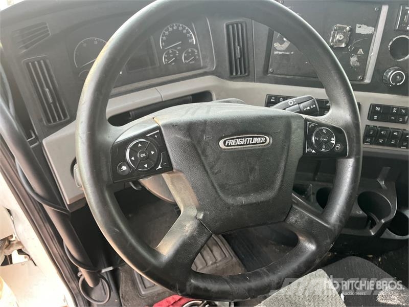Freightliner Cascadia 126 6x4 T/A Sleeper Truck Tractor Sattelzugmaschinen