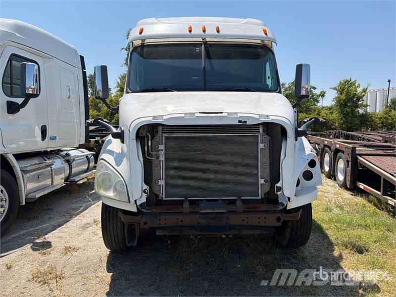 Freightliner Cascadia 113 6x4 Sleeper Car Carrier Truck (Inoper Camiones portacoches