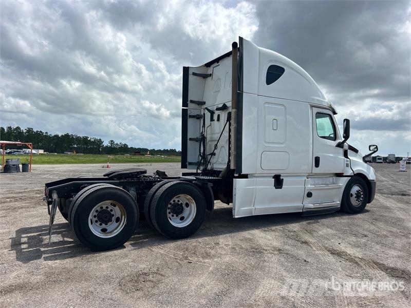 Freightliner Cascadia 126 6x4 T/A Sleeper Truck Tractor Tegljači