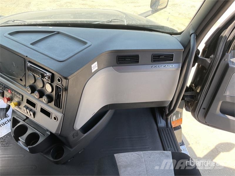 Freightliner Cascadia 126 6x4 T/A Sleeper Truck Tractor (Inoper Седельные тягачи