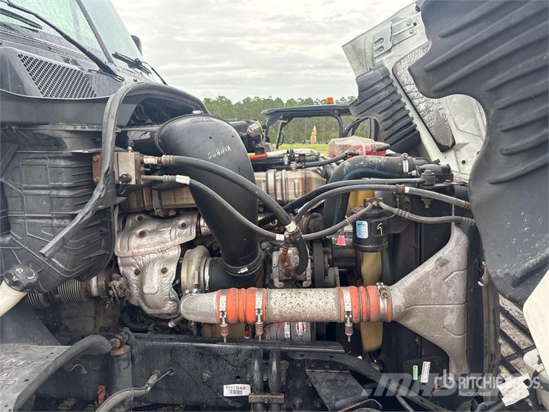 Freightliner Cascadia 125 6x4 T/A Sleeper Truck Tractor Vilcēji