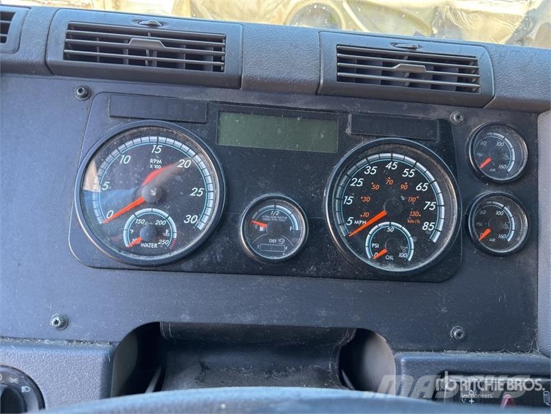 Freightliner Cascadia 125 6x4 T/A Sleeper Truck Tractor (Inoper Motrici e Trattori Stradali