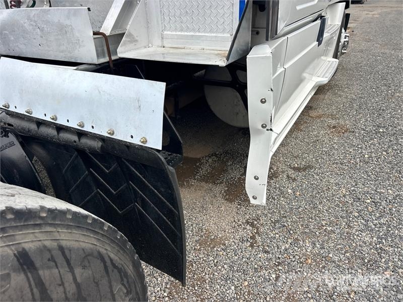Freightliner Cascadia 125 6x4 T/A Sleeper Truck Tractor Vilcēji