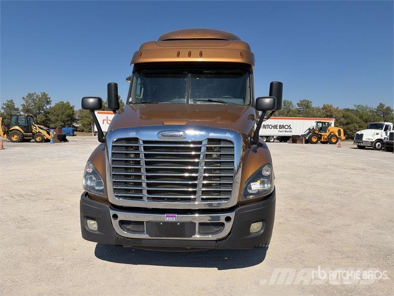 Freightliner Cascadia 125 6x4 T/A Sleeper Truck Tractor Tegljači