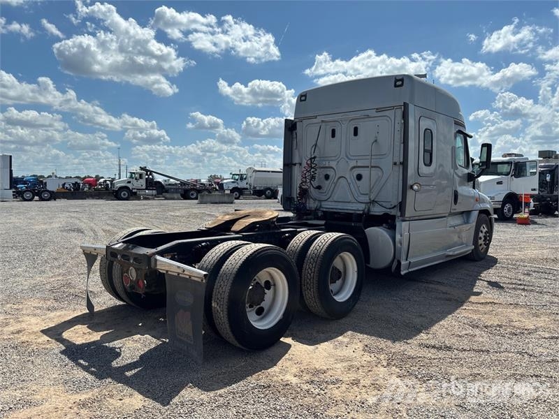 Freightliner Cascadia 125 6x4 T/A Sleeper Truck Tractor 中古トラクターヘッド | トレーラーヘッド