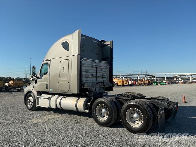 Freightliner Cascadia 126 6x4 T/A Sleeper Truck Tractor وحدات الجر