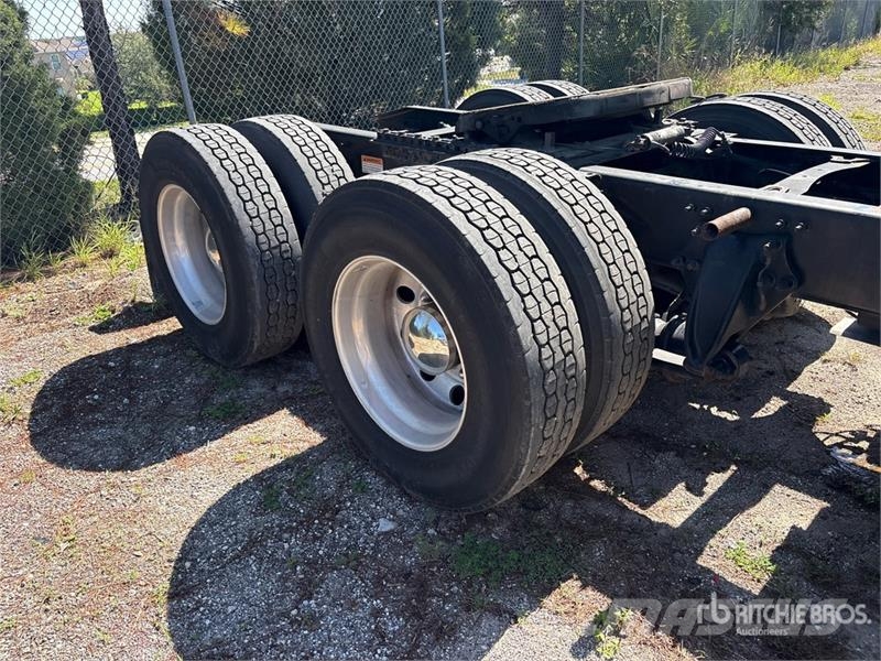 Freightliner Cascadia 125 6x4 T/A Sleeper Truck Tractor (Inoper Trekkvogner