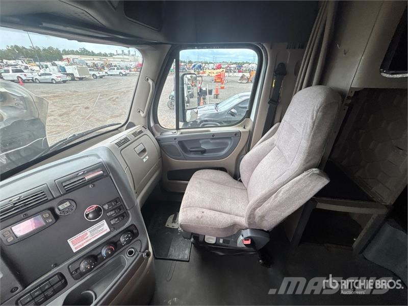 Freightliner Cascadia 125 6x4 T/A Sleeper Truck Tractor Naudoti vilkikai