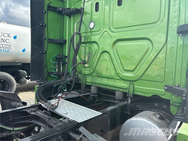 Freightliner Cascadia 126 6x4 T/A Sleeper Truck Tractor 中古トラクターヘッド | トレーラーヘッド