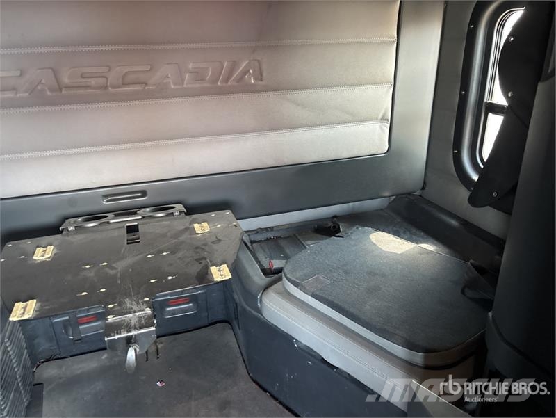Freightliner Cascadia 126 6x4 T/A Sleeper Truck Tractor Tahače