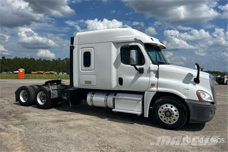 Freightliner Cascadia 125 6x4 T/A Sleeper Truck Tractor 中古トラクターヘッド | トレーラーヘッド