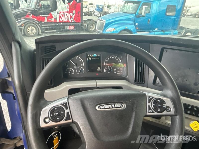 Freightliner Cascadia 126 T/A Sleeper Truck Tractor Vlačilci