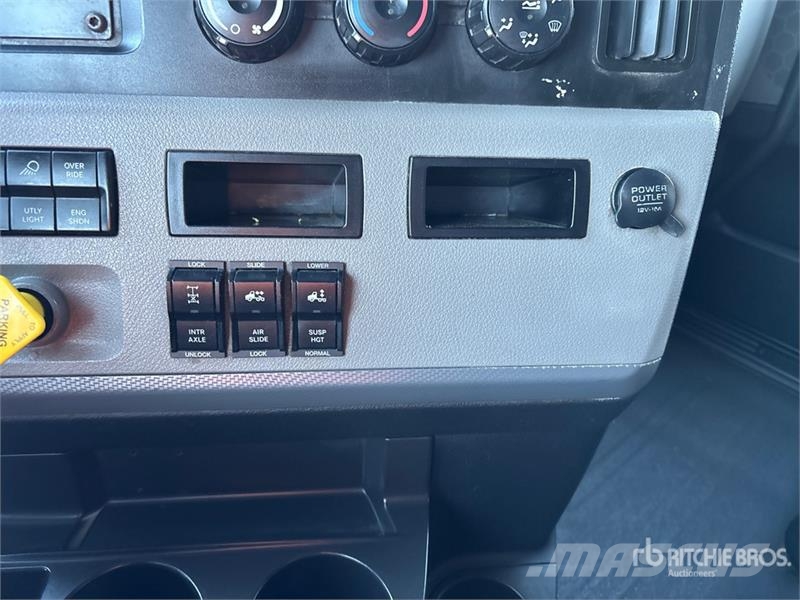 Freightliner Cascadia 126 6x4 T/A Sleeper Truck Tractor وحدات الجر