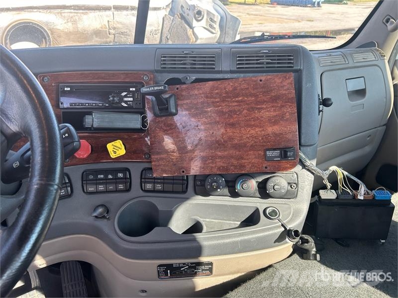 Freightliner Cascadia 113 4x2 Car Carrier Truck Trasportatore per veicoli