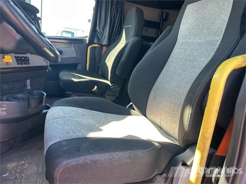 Freightliner Cascadia 126 6x4 T/A Sleeper Truck Tractor Tegljači