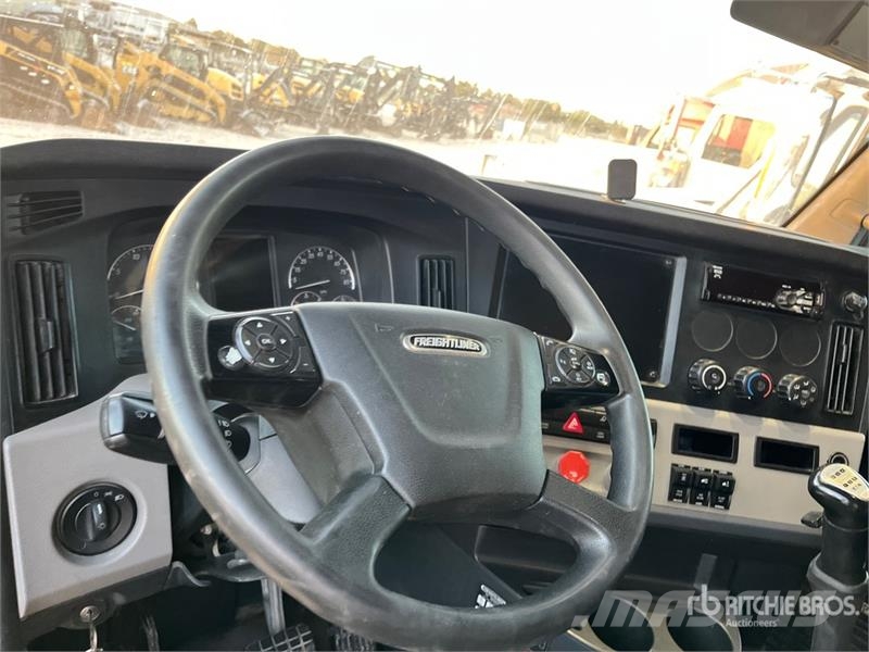 Freightliner Cascadia 126 6x4 T/A Sleeper Truck Tractor Tegljači