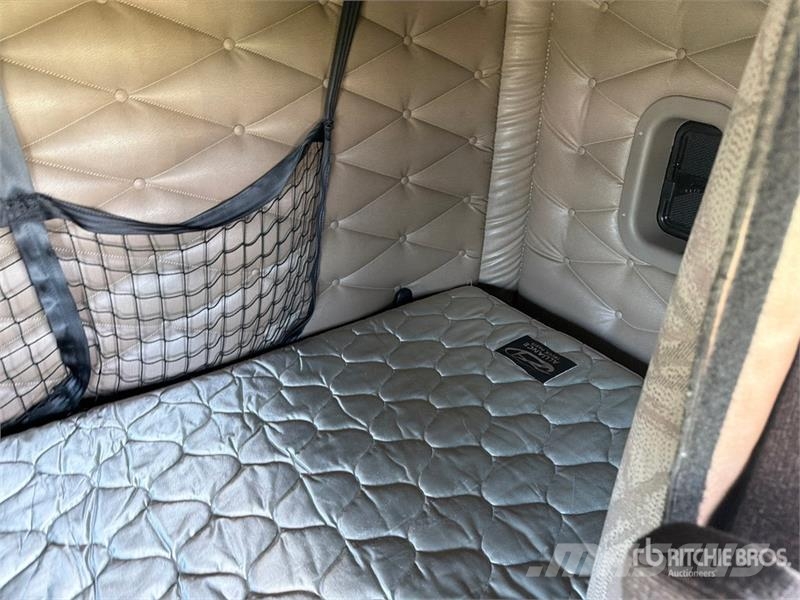 Freightliner Cascadia 113 6x4 Sleeper Car Carrier Truck Autotransporteri