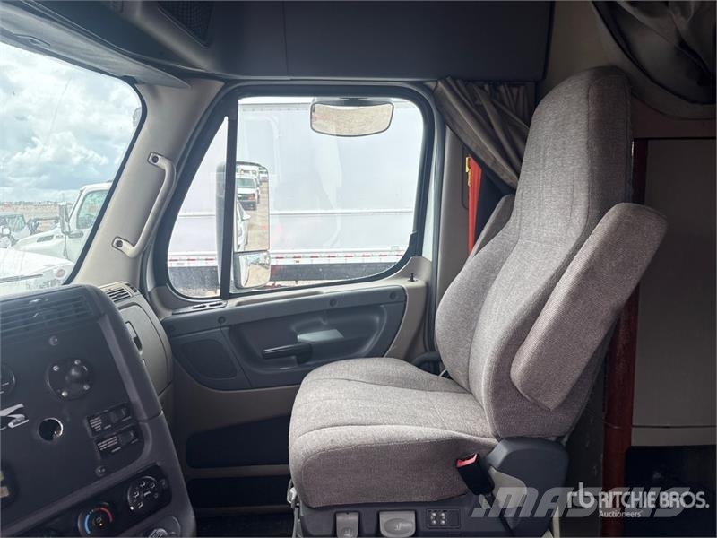 Freightliner Cascadia 125 6x4 T/A Sleeper Truck Tractor Tegljači