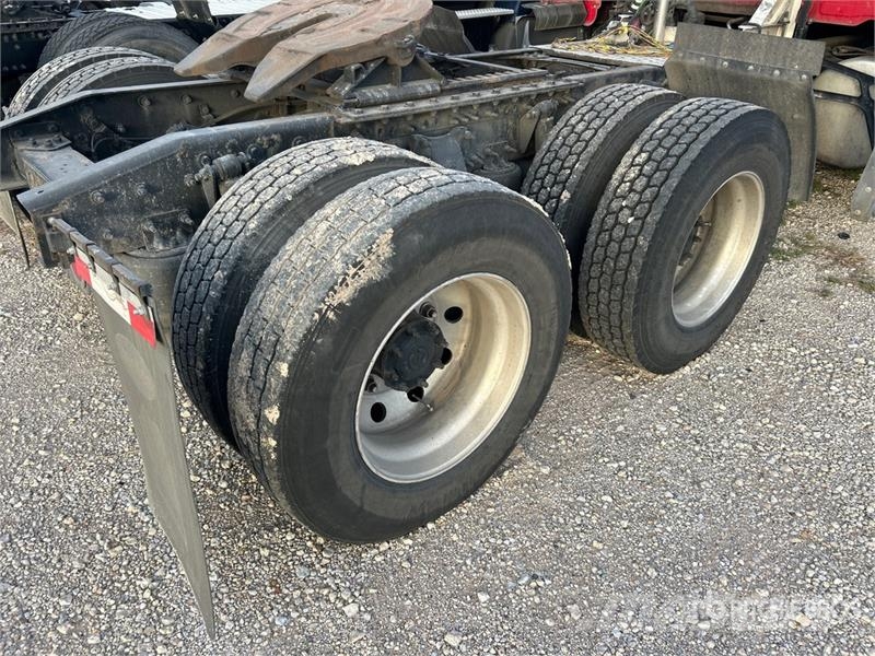 Freightliner Cascadia 6x4 T/A Sleeper Truck Tractor (Inoperable Trekkvogner