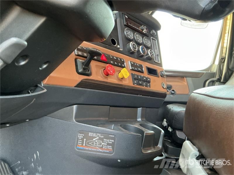 Freightliner Cascadia 126 6x4 T/A Sleeper Truck Tractor (Inoper Tegljači