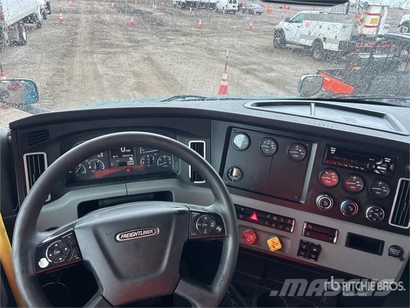 Freightliner Cascadia 126 6x4 T/A Sleeper Truck Tractor Vilcēji