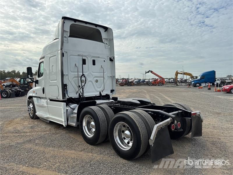 Freightliner Cascadia 125 6x4 T/A Sleeper Truck Tractor Vlačilci