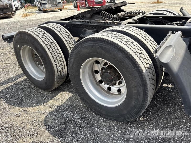 Freightliner Cascadia 125 6x4 T/A Sleeper Truck Tractor Tegljači