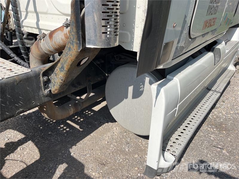 Freightliner Cascadia 125 6x4 T/A Sleeper Truck Tractor Cabezas tractoras