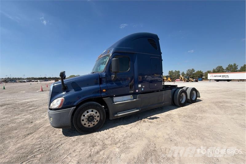 Freightliner Cascadia 6x4 T/A Sleeper Truck Tractor Vlačilci