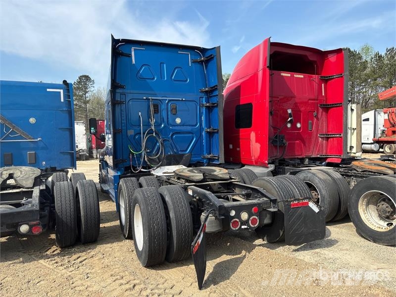 Freightliner Cascadia 125 6x4 T/A Sleeper Truck Tractor (Inoper Vilcēji