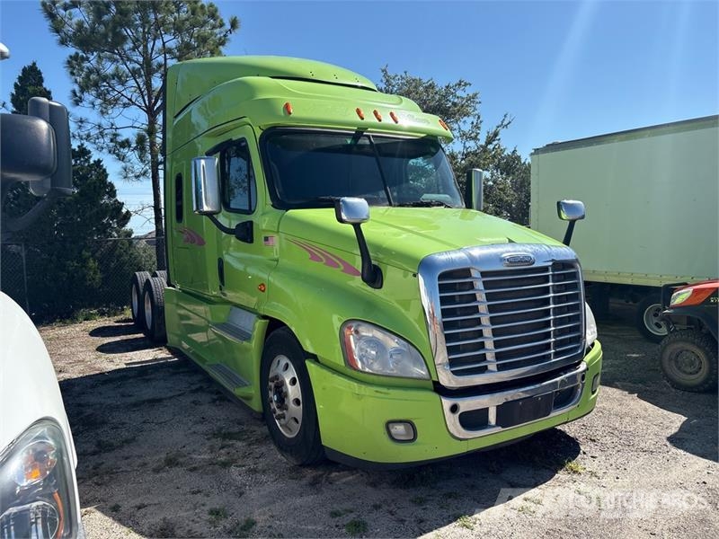Freightliner Cascadia 125 6x4 T/A Sleeper Truck Tractor (Inoper Trekkvogner