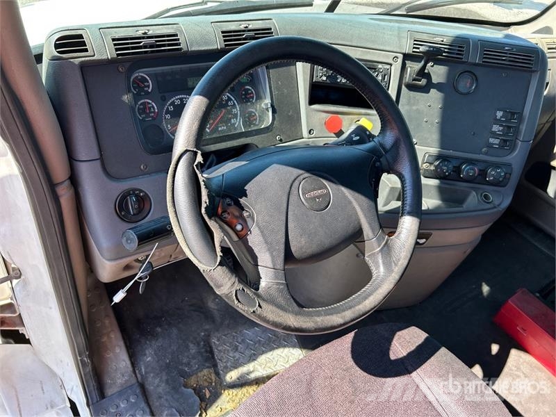 Freightliner Cascadia 125 6x4 T/A Sleeper Truck Tractor Vlačilci