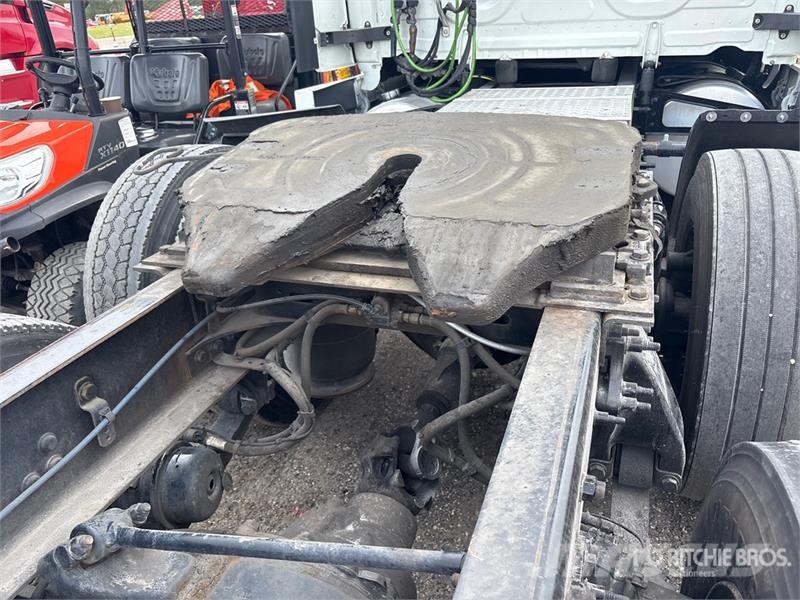 Freightliner Cascadia 126 6x4 T/A Sleeper Truck Tractor Naudoti vilkikai