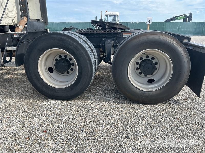 Freightliner Cascadia 126 6x4 T/A Sleeper Truck Tractor 中古トラクターヘッド | トレーラーヘッド