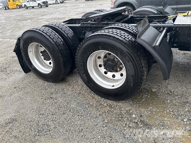 Freightliner Cascadia 125 6x4 T/A Sleeper Truck Tractor Cabezas tractoras