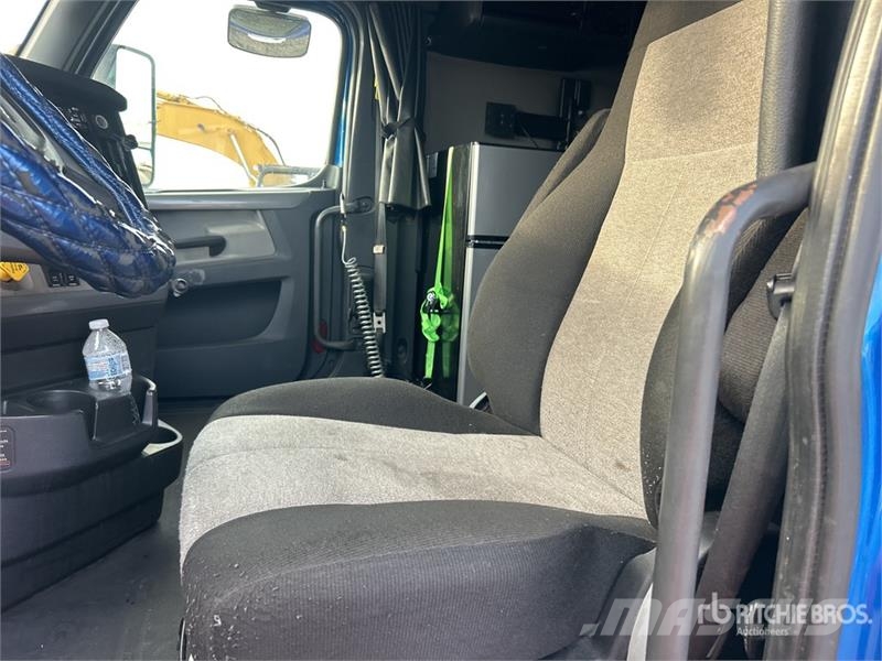 Freightliner Cascadia 126 6x4 T/A Sleeper Truck Tractor Vilcēji