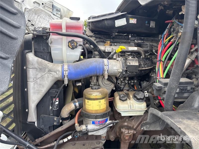 Freightliner Cascadia 113 Camiones portavehículos