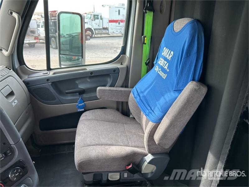 Freightliner Cascadia 125 6x4 T/A Sleeper Truck Tractor 曳引機組件