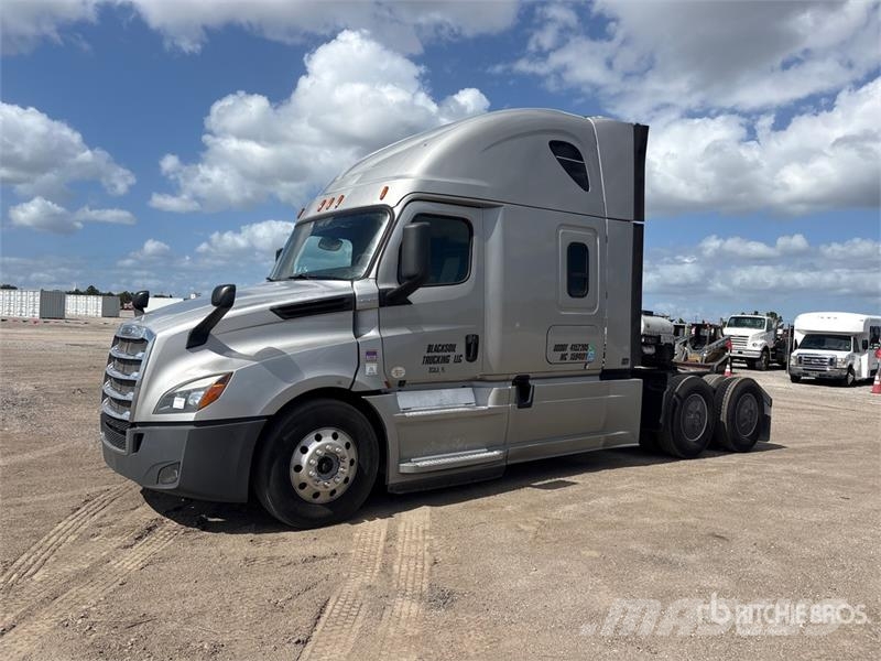 Freightliner Cascadia 126 6x4 T/A Sleeper Truck Tractor Vlačilci