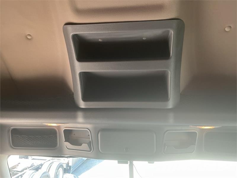 Freightliner Cascadia 125 6x4 T/A Sleeper Truck Tractor 中古トラクターヘッド | トレーラーヘッド