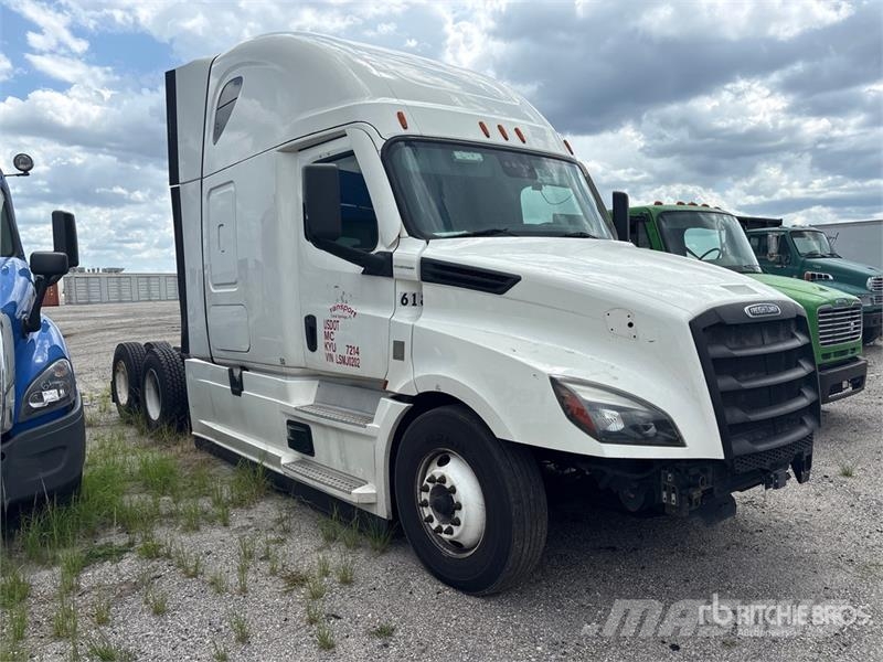 Freightliner Cascadia 126 6x4 T/A Sleeper Truck Tractor (Inoper Тягачі
