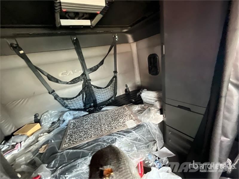 Freightliner Cascadia 126 6x4 T/A Sleeper Truck Tractor (Inoper Тягачі