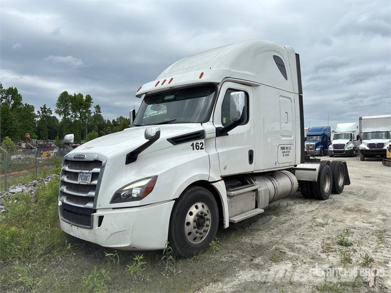 Freightliner Cascadia 126 6x4 T/A Sleeper Truck Tractor Tegljači