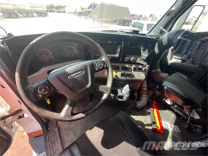 Freightliner Cascadia 126 6x4 T/A Sleeper Truck Tractor Седельные тягачи